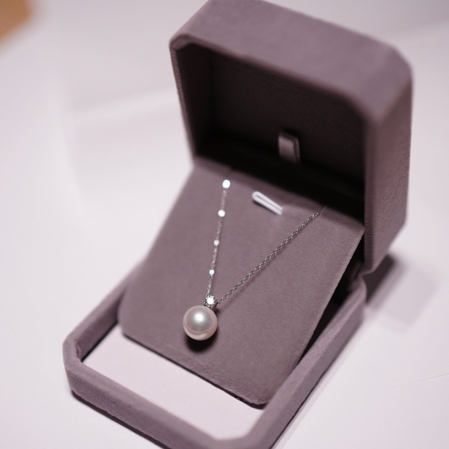 Classic Diana-Inspired Pearl Pendant Necklace | Timeless Elegance