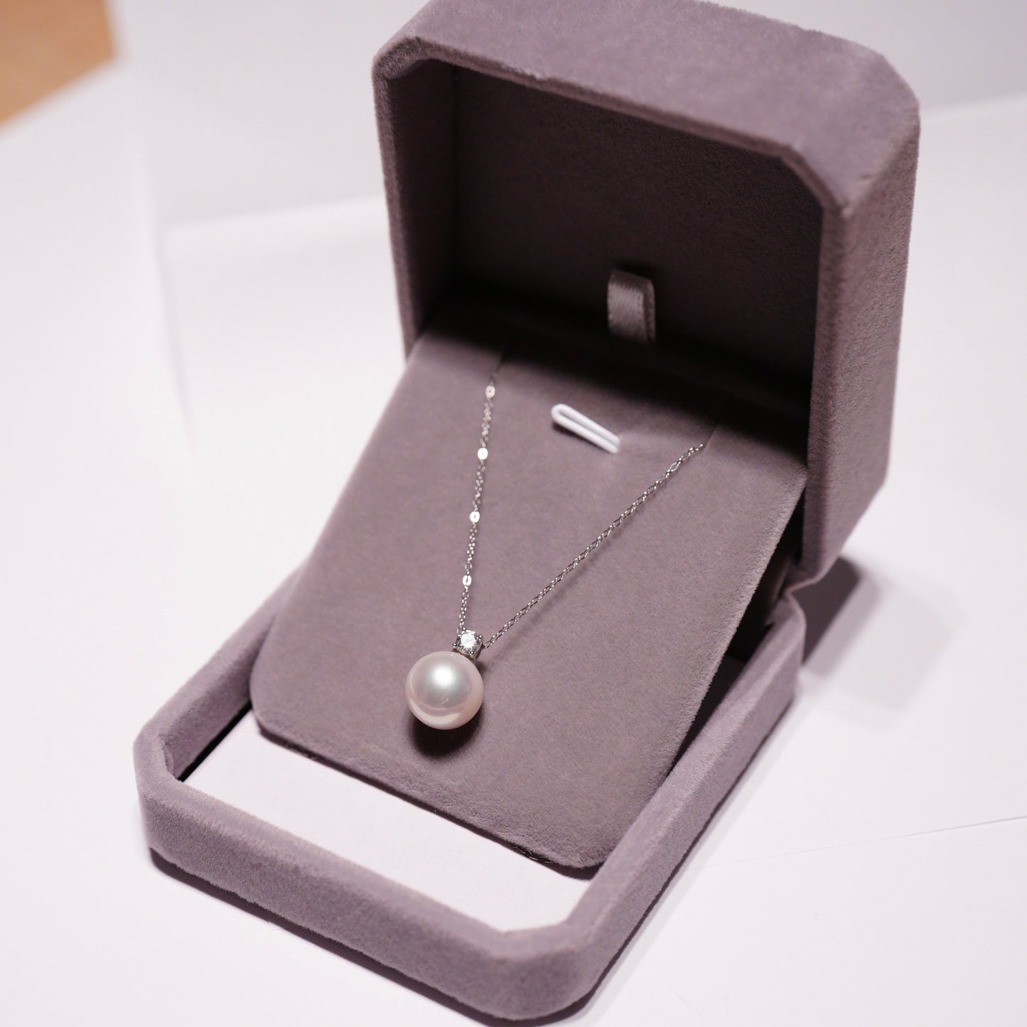 Classic Diana-Inspired Pearl Pendant Necklace | Timeless Elegance